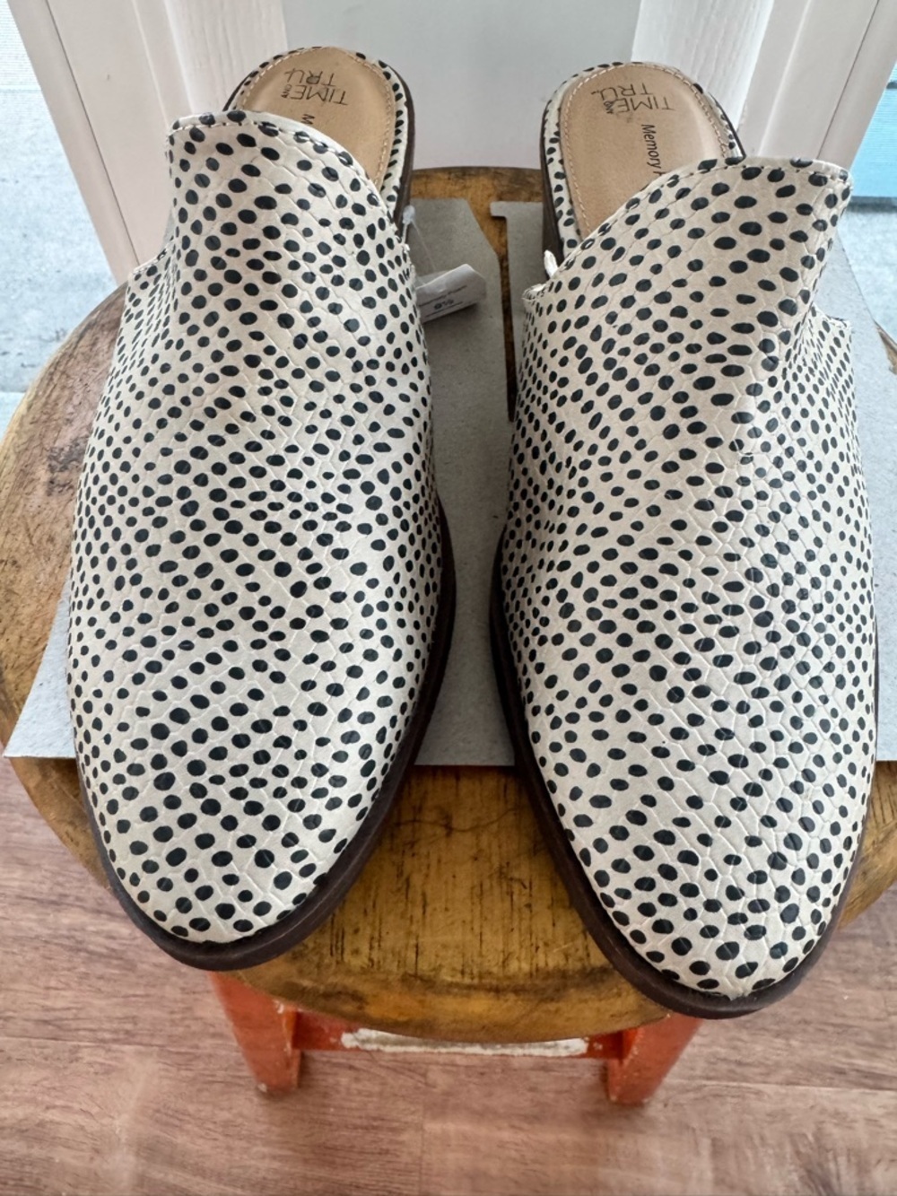 Time and Tru Women's Memory Foam Polka Dot Mules Size 9.5 low block 1.5 Inches - Picture 6 of 8